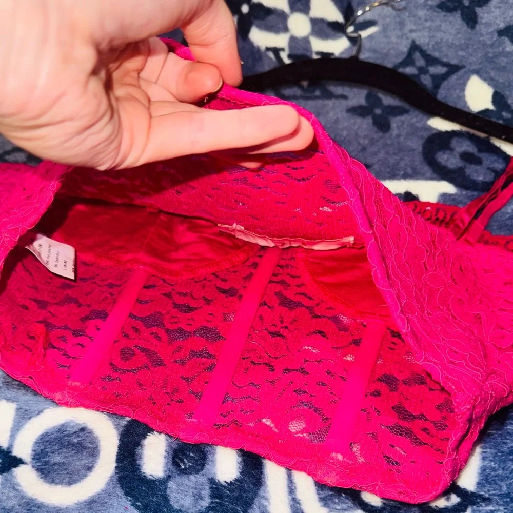 👑 LIKE NEW SIZE SMALL Vibrant Pink Lace Crop Top - Picture 10 of 12